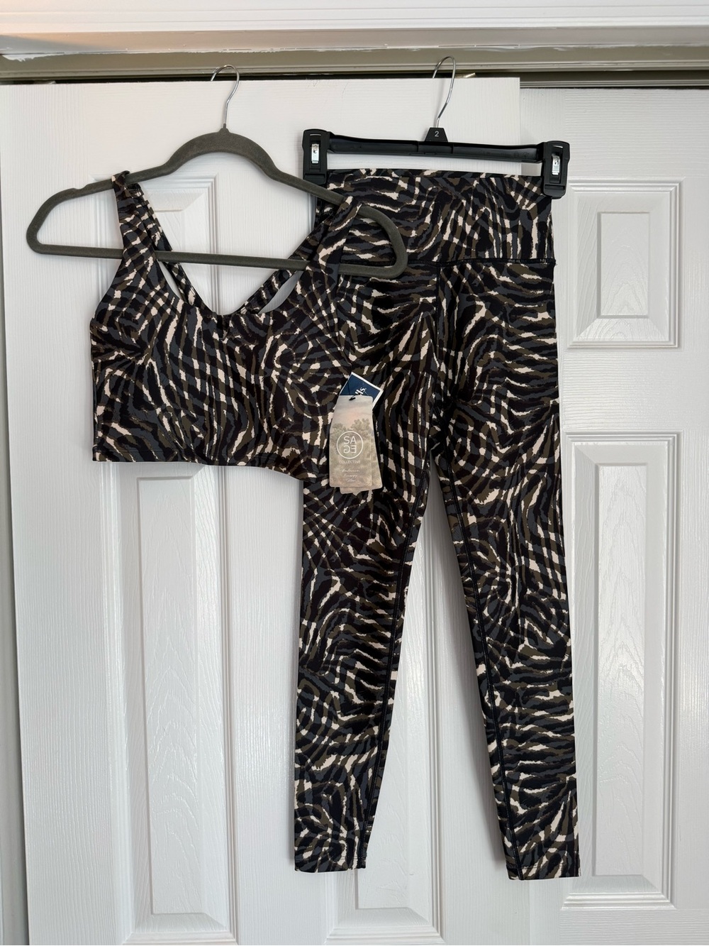 Printed High-Waist Leggings & Matching Sports Bra - Black/Cream